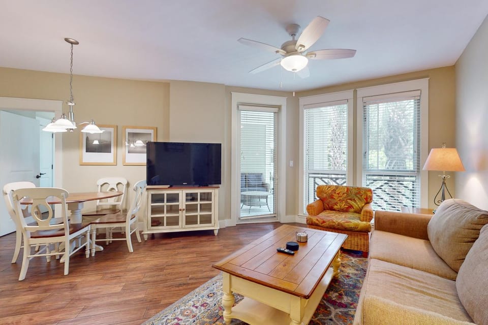 Pilot House getaway steps to shops & dining with pool & fitness center House in Miramar Beach