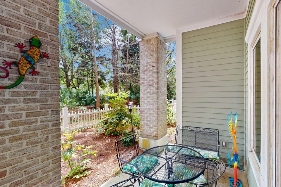 Ground-floor condo with patio central AC shared pool & tennis House in Miramar Beach