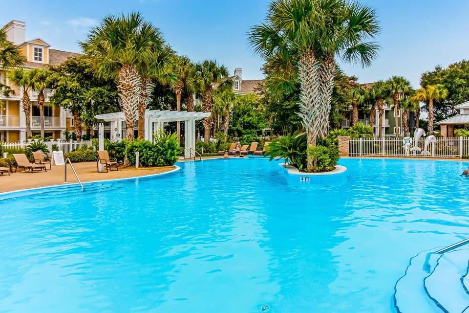 Comfy studio with kitchenette central AC pools hot tub & tennis Apartment in Miramar Beach