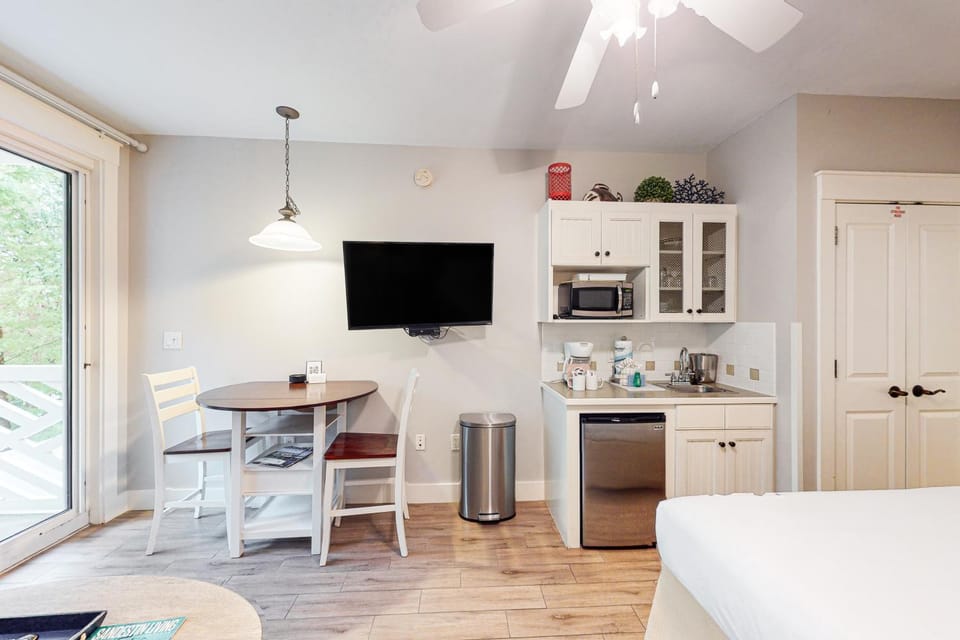 Comfy studio with kitchenette central AC pools hot tub & tennis Apartment in Miramar Beach