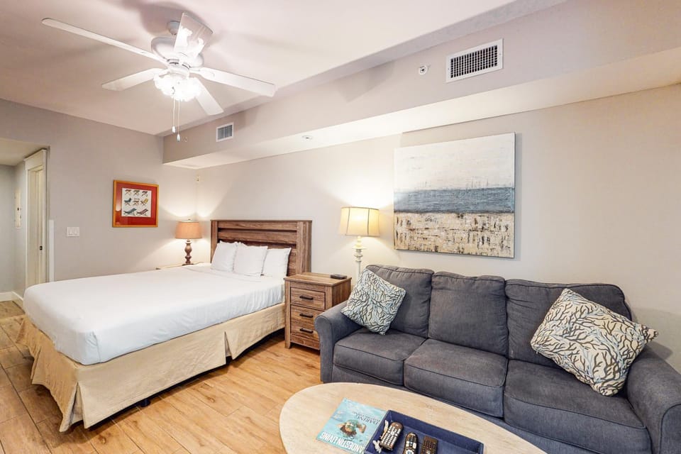 Comfy studio with kitchenette central AC pools hot tub & tennis Apartment in Miramar Beach