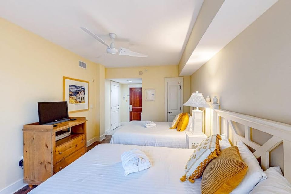 Lovely Baytowne Wharf studio with pool hot tub tennis patio W&D & beach access Apartment in Miramar Beach