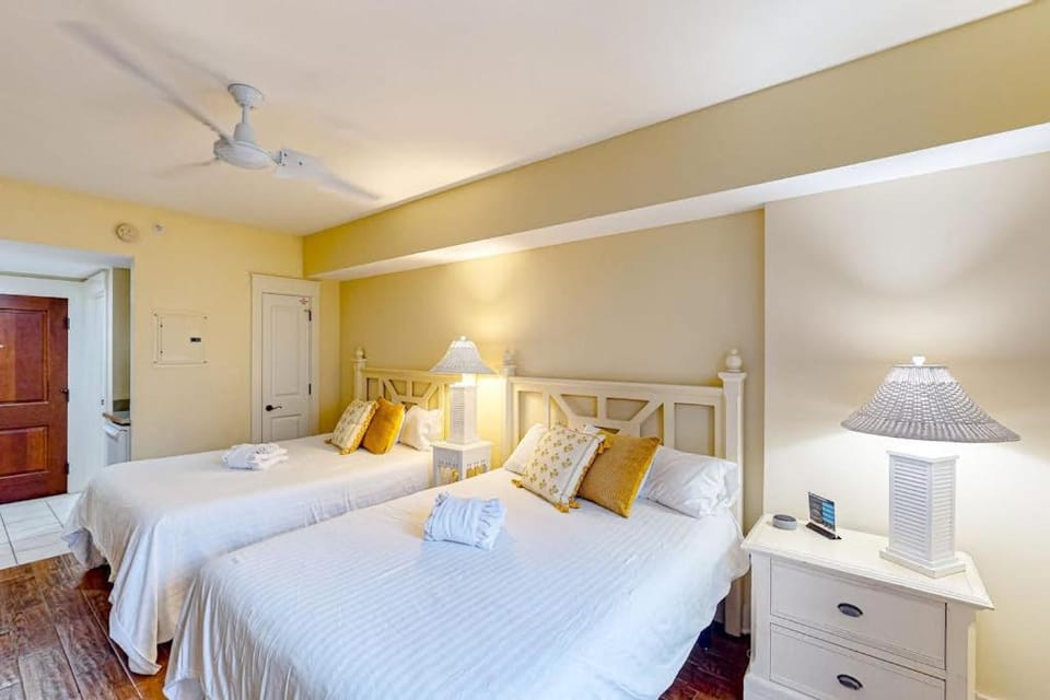 Lovely Baytowne Wharf studio with pool hot tub tennis patio W&D & beach access Apartment in Miramar Beach