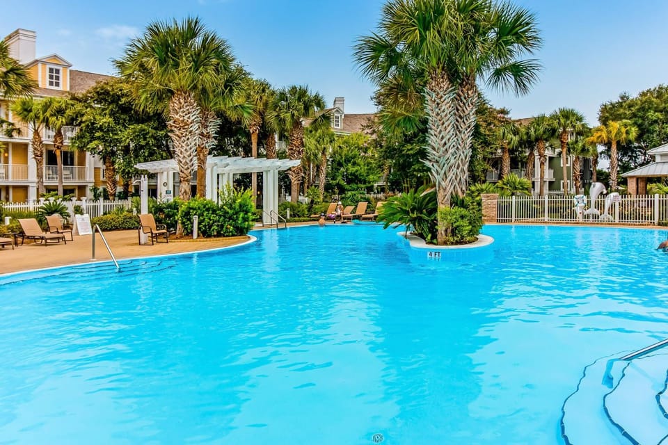 Amazing Baytowne Wharf condo with pool hot tub tennis patio W&D & beach access House in Miramar Beach