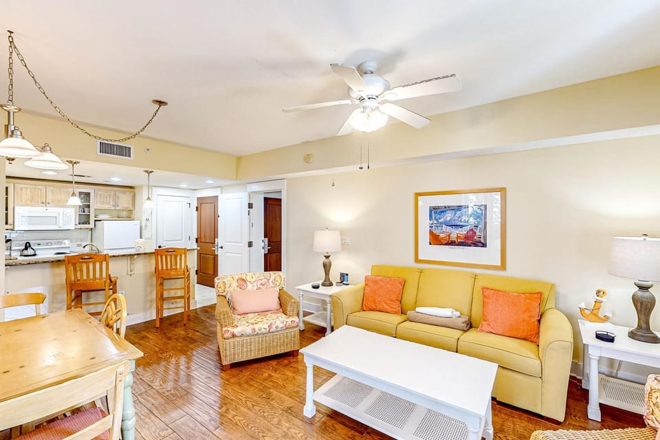 Amazing Baytowne Wharf condo with pool hot tub tennis patio W&D & beach access House in Miramar Beach