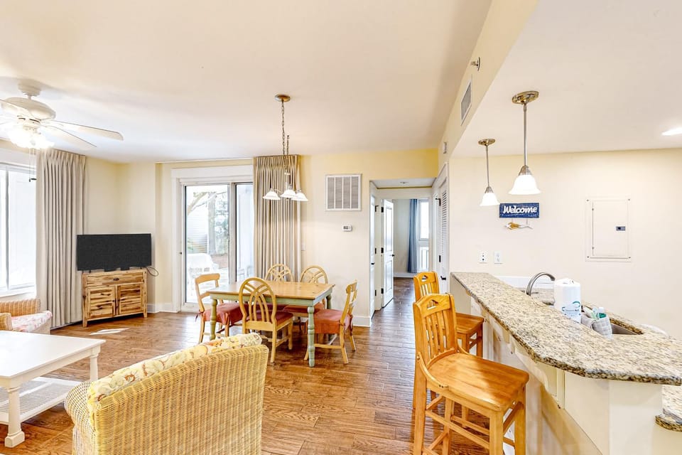 Amazing Baytowne Wharf condo with pool hot tub tennis patio W&D & beach access House in Miramar Beach