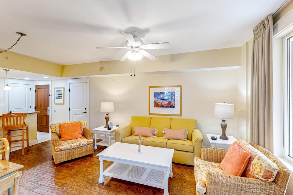 Golf-and-beach resort condo with on-site pools grills hot tub & tennis House in Miramar Beach