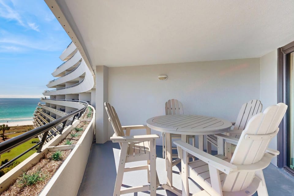 Cozy coastal condo with kitchen shared pool and beach access House in Miramar Beach