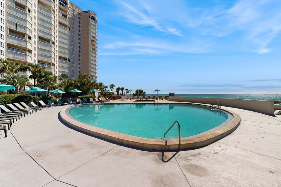 Cozy coastal condo with kitchen shared pool and beach access House in Miramar Beach