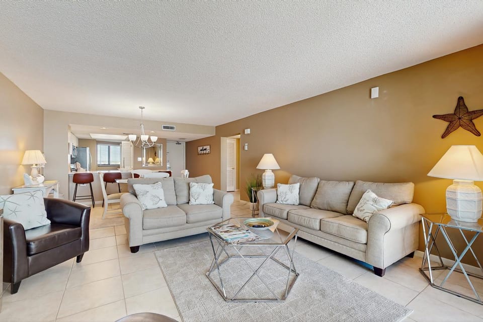 Cozy coastal condo with kitchen shared pool and beach access House in Miramar Beach