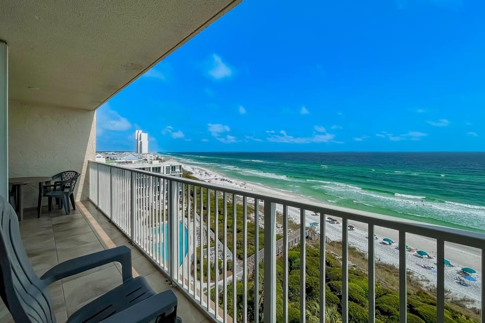 Beach front condo with washer&dryer shared pool and beach access House in South Walton County