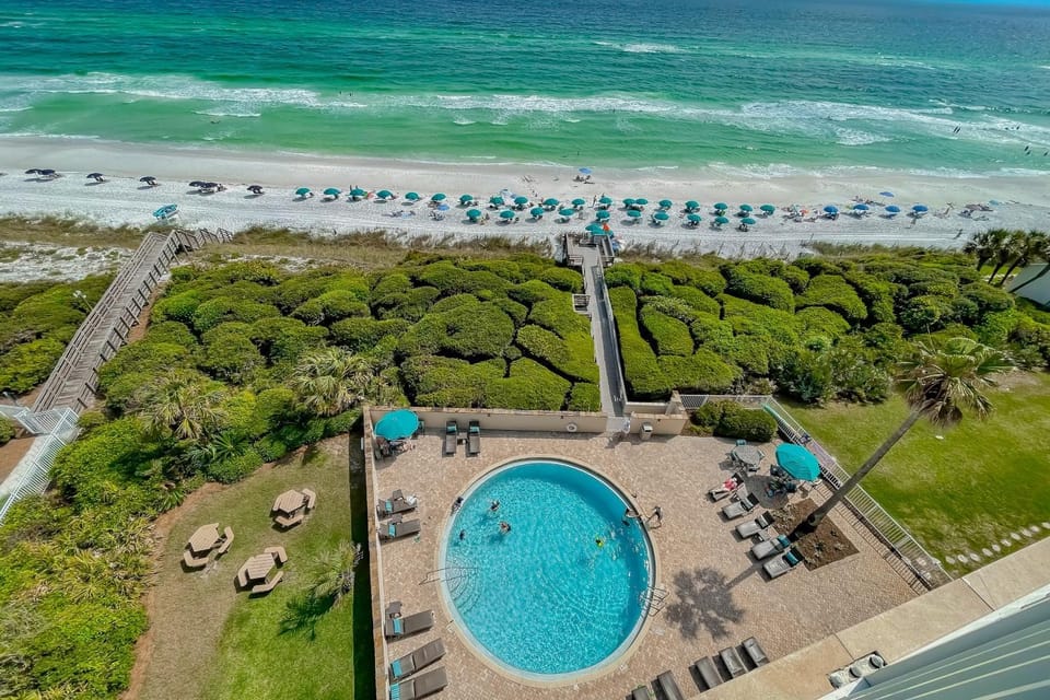 Beach front condo with washer&dryer shared pool and beach access House in South Walton County