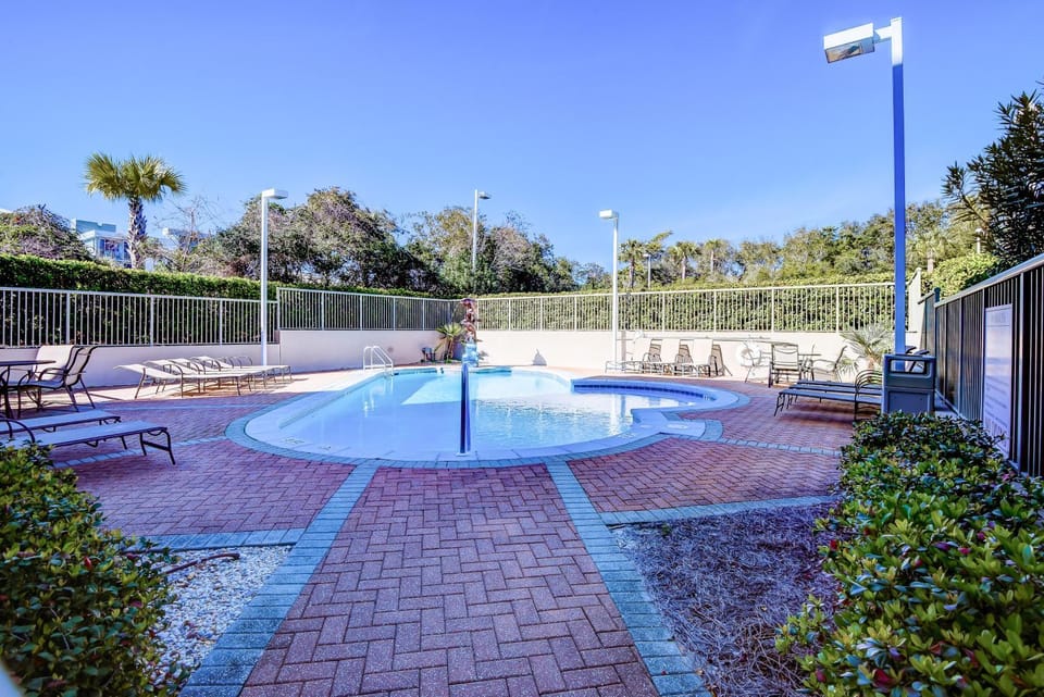 Stylish townhouse condo near the beach with full kitchen WiFi and shared pool House in South Walton County