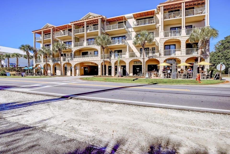 Stylish townhouse condo near the beach with full kitchen WiFi and shared pool House in South Walton County
