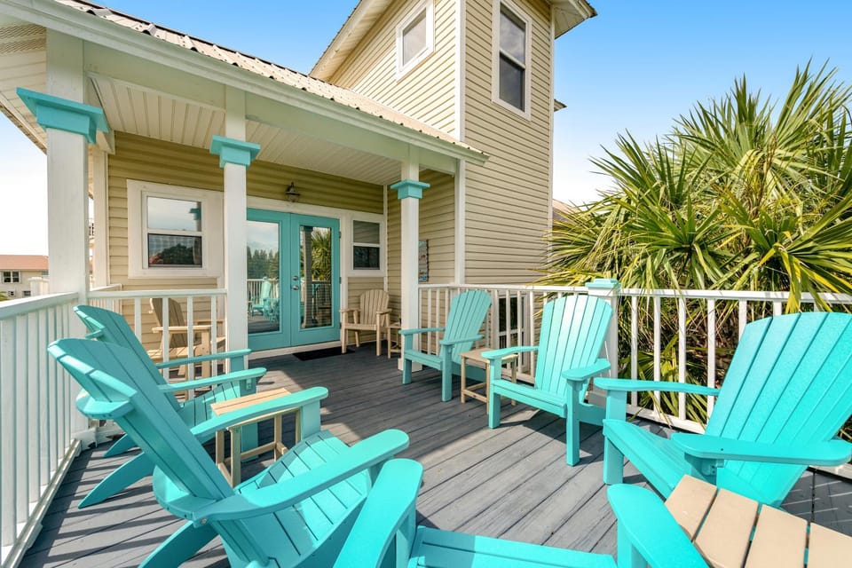 Charming getaway with lovely porches & shared pool - walk to the beach House in South Walton County
