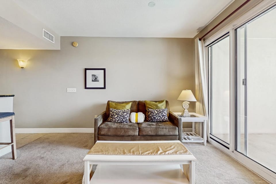 Coastal condo with a scenic balcony pool and gym access - W&D & Wifi House in Miramar Beach