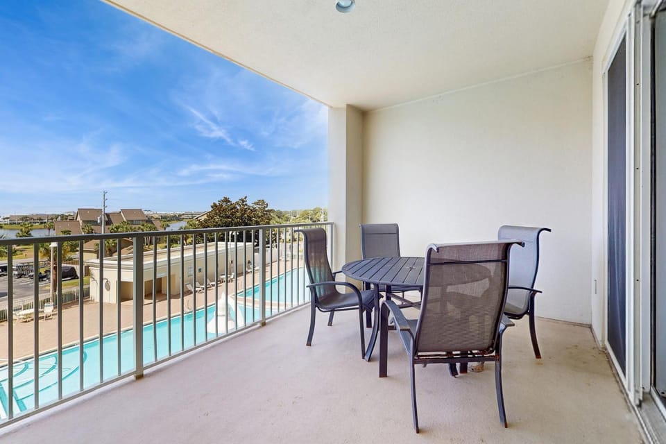 Coastal condo with a scenic balcony pool and gym access - W&D & Wifi House in Miramar Beach