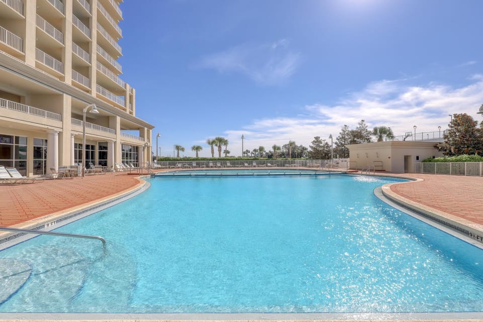 Snowbird-friendly 11th floor beach condo with balcony beach views & shared pool House in Miramar Beach