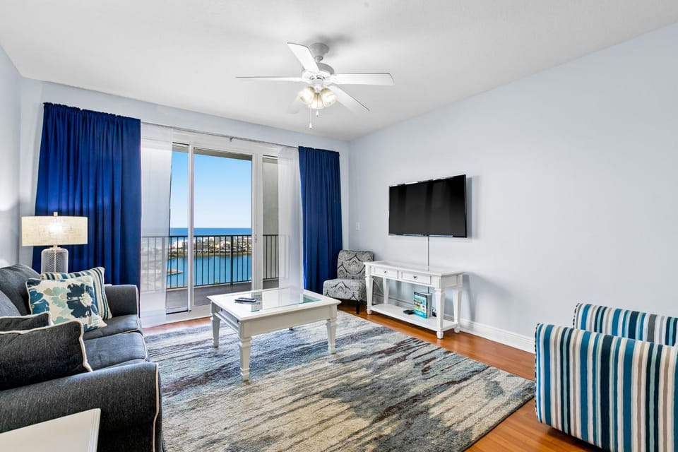 Snowbird-friendly 11th floor beach condo with balcony beach views & shared pool House in Miramar Beach
