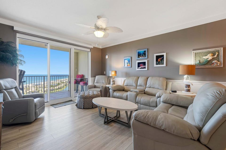 Gorgeous gulfview condo with spacious balcony shared pool hot tub& beach access House in Miramar Beach
