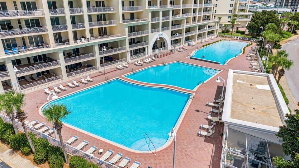 Gorgeous gulfview condo with spacious balcony shared pool hot tub& beach access House in Miramar Beach