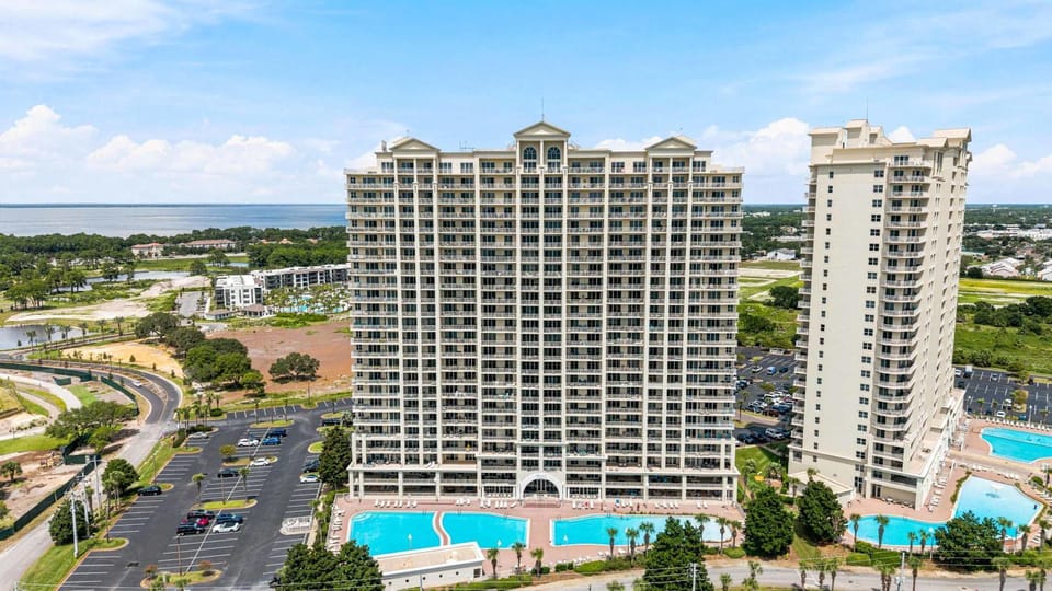 Gorgeous gulfview condo with spacious balcony shared pool hot tub& beach access House in Miramar Beach