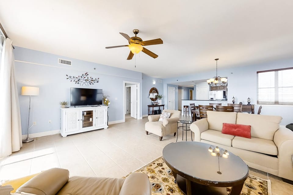 Spacious 18th-floor condo with furnished balcony shared heated pool gym & more House in Miramar Beach