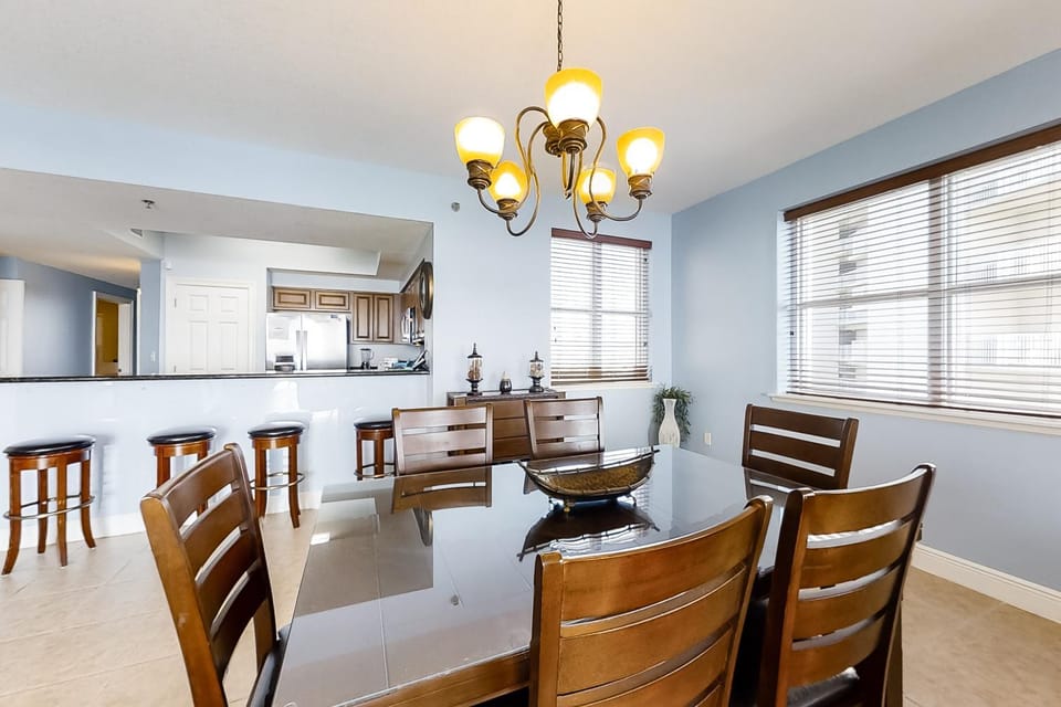 Spacious 18th-floor condo with furnished balcony shared heated pool gym & more House in Miramar Beach