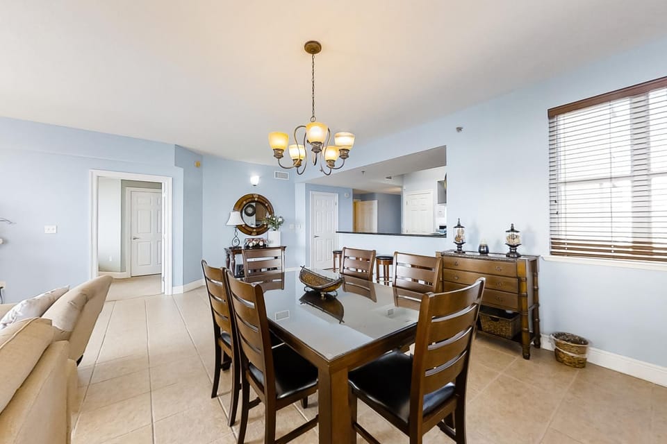 Spacious 18th-floor condo with furnished balcony shared heated pool gym & more House in Miramar Beach