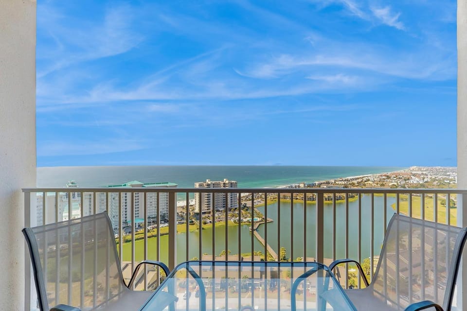 Well-equipped 22nd-floor condo with furnished balcony beach views shared pool Apartment in Miramar Beach