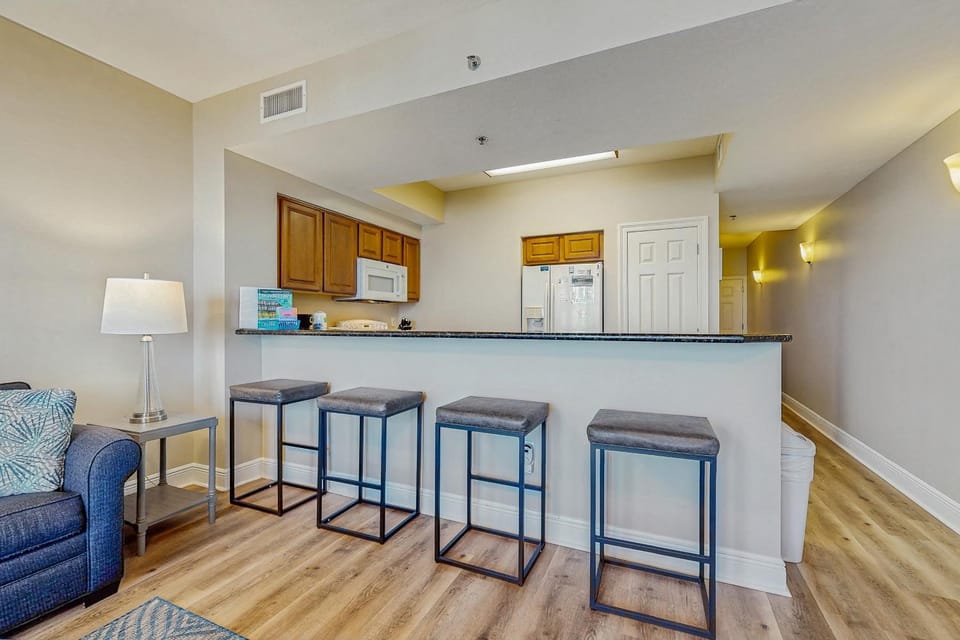 Well-equipped 22nd-floor condo with furnished balcony beach views shared pool Apartment in Miramar Beach