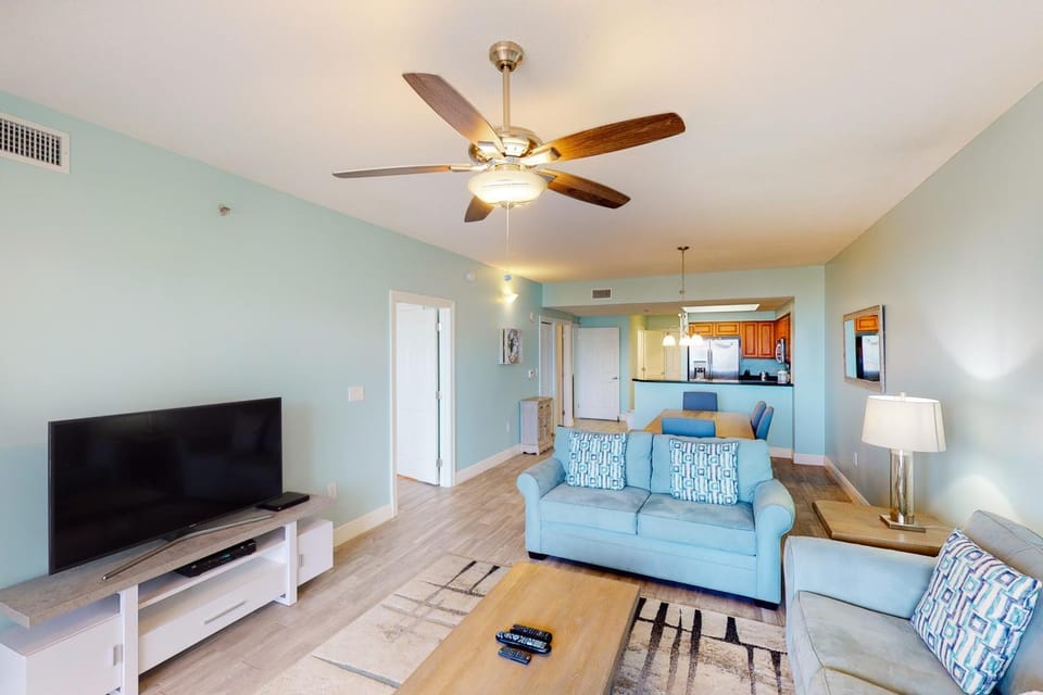 Well-equipped & located seventh-floor condo with balcony shared gym pool & more House in Miramar Beach