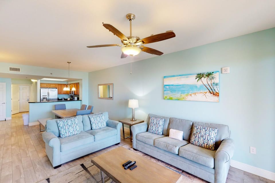 Well-equipped & located seventh-floor condo with balcony shared gym pool & more House in Miramar Beach