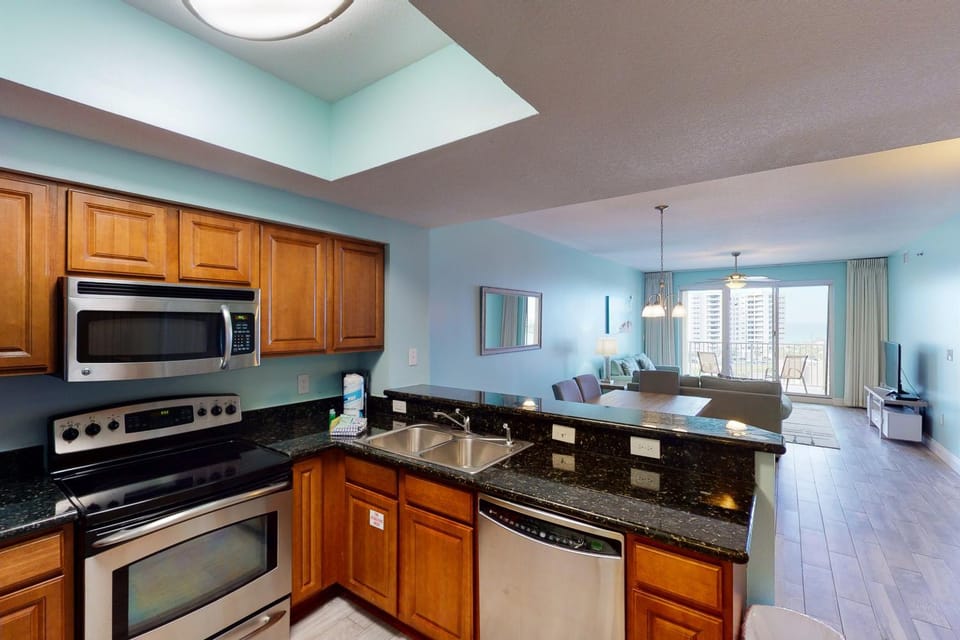 Well-equipped & located seventh-floor condo with balcony shared gym pool & more House in Miramar Beach