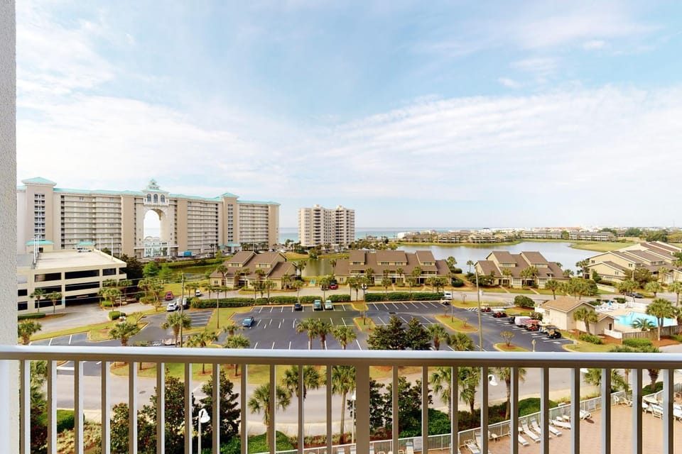 Well-equipped & located seventh-floor condo with balcony shared gym pool & more House in Miramar Beach