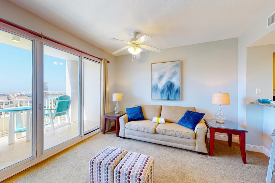 Fifth-floor condo with furnished balcony beach access & views shared pool & gym House in Miramar Beach