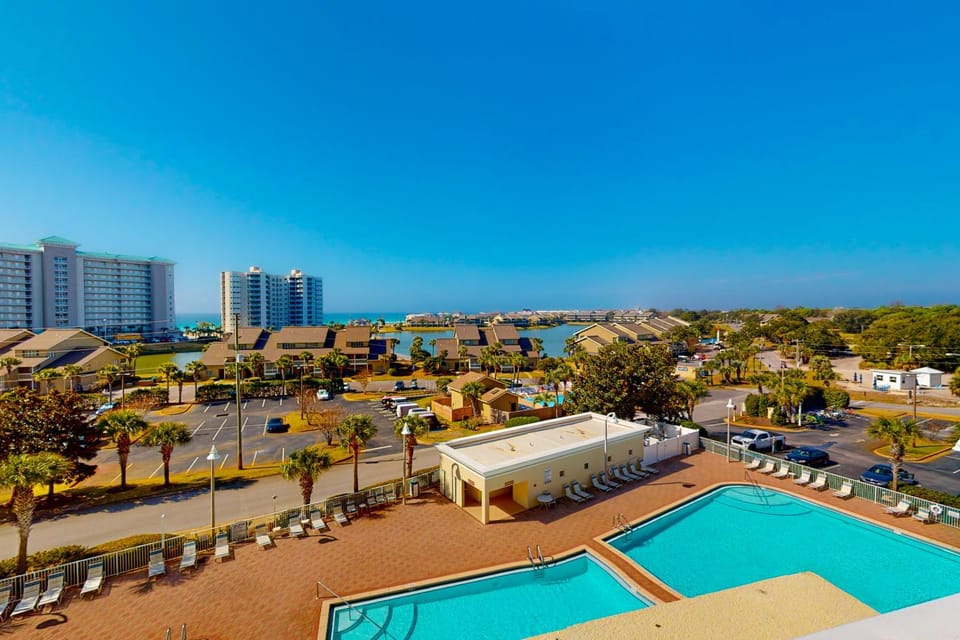 Fifth-floor condo with furnished balcony beach access & views shared pool & gym House in Miramar Beach
