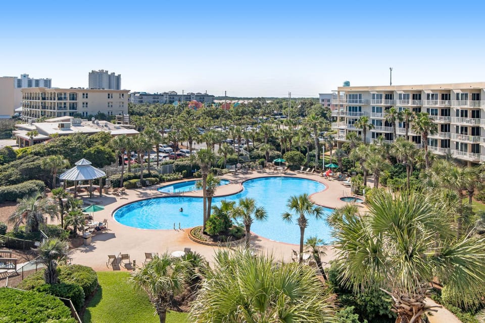 Gulf-front condo with balcony and access to pools hot tub gym & private beach House in Miramar Beach