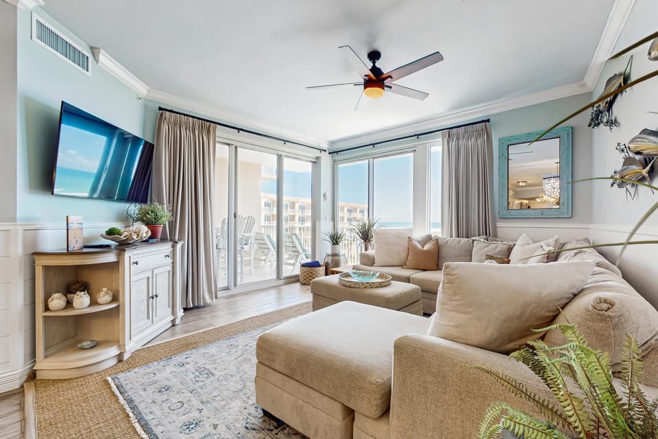 Gulf-front condo with balcony and access to pools hot tub gym & private beach House in Miramar Beach