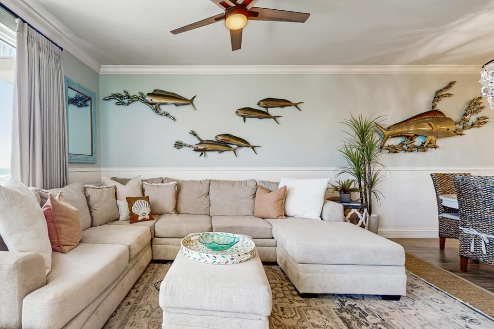 Gulf-front condo with balcony and access to pools hot tub gym & private beach House in Miramar Beach