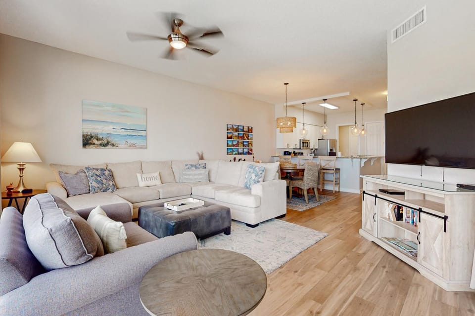 Newly-renovated top-floor condo with a beach & Gulf view lagoon pool & hot tub House in Miramar Beach