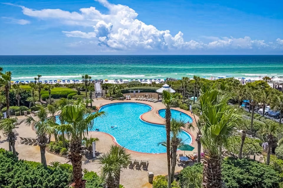 Newly-renovated top-floor condo with a beach & Gulf view lagoon pool & hot tub House in Miramar Beach