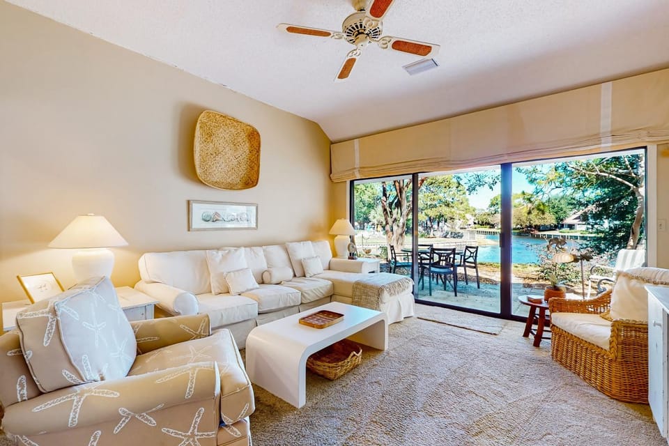 Lakefront townhouse with share pool W&D WiFi Onsite Golf House in Miramar Beach