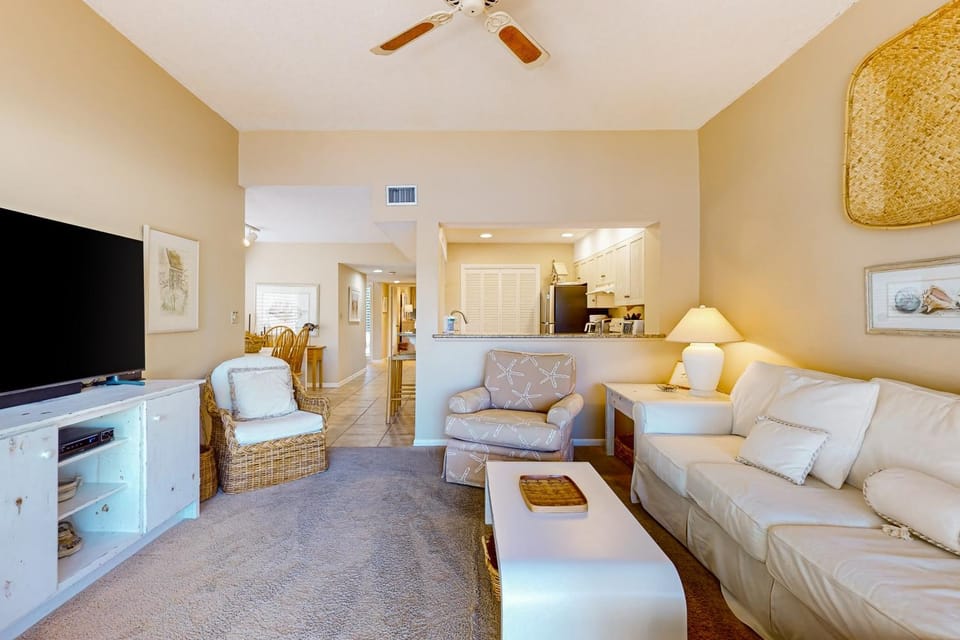 Lakefront townhouse with share pool W&D WiFi Onsite Golf House in Miramar Beach
