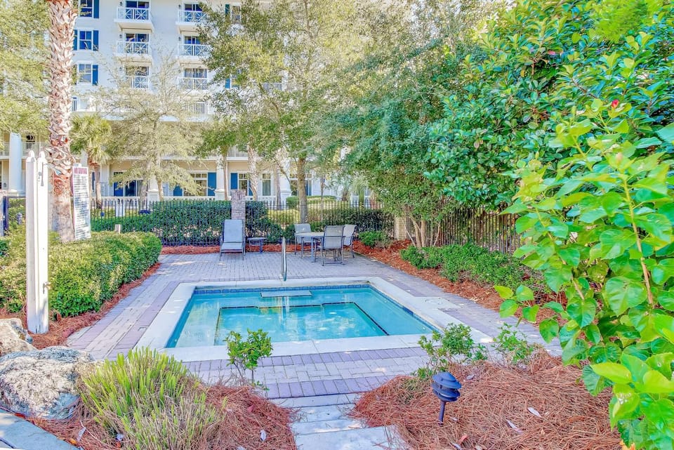 Sunlit condo with washer&dryer AC pool outdoor hot tub & beach access House in Miramar Beach