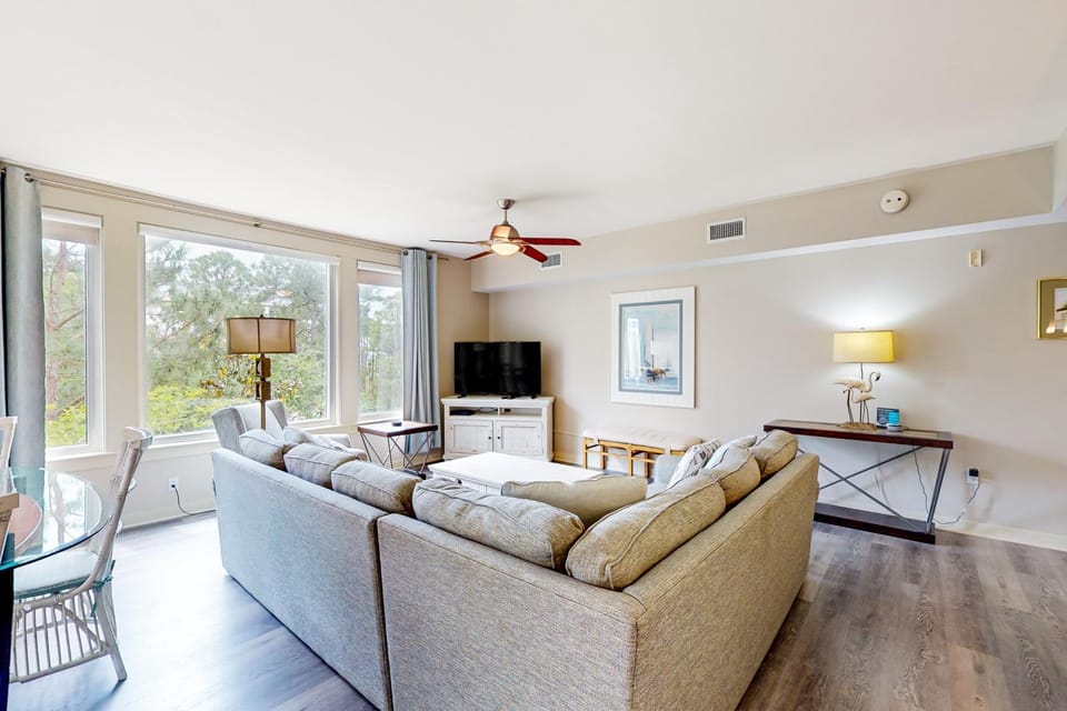 Sunlit condo with washer&dryer AC pool outdoor hot tub & beach access House in Miramar Beach