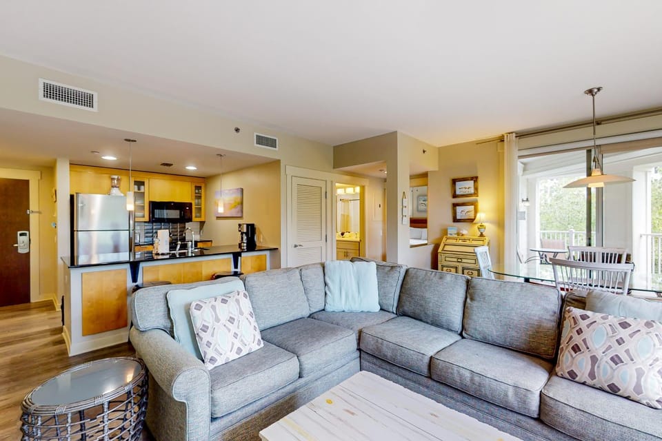 Sunlit condo with washer&dryer AC pool outdoor hot tub & beach access House in Miramar Beach
