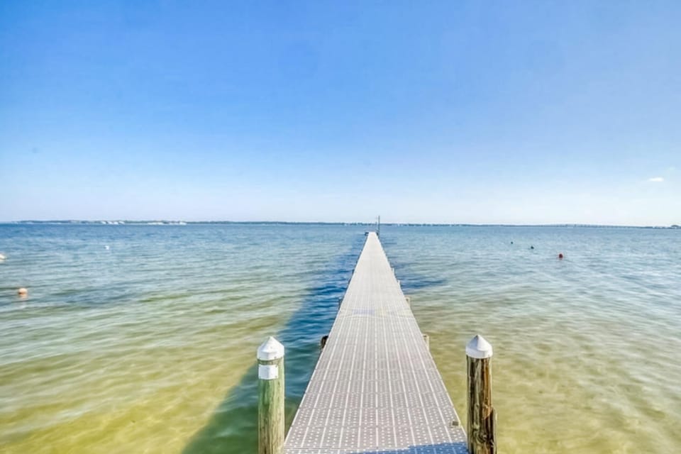 Stunning coastal retreat featuring roomy interiors and quick beach access House in Pensacola Beach