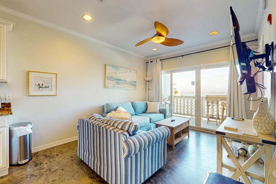 Stunning coastal retreat featuring roomy interiors and quick beach access House in Pensacola Beach