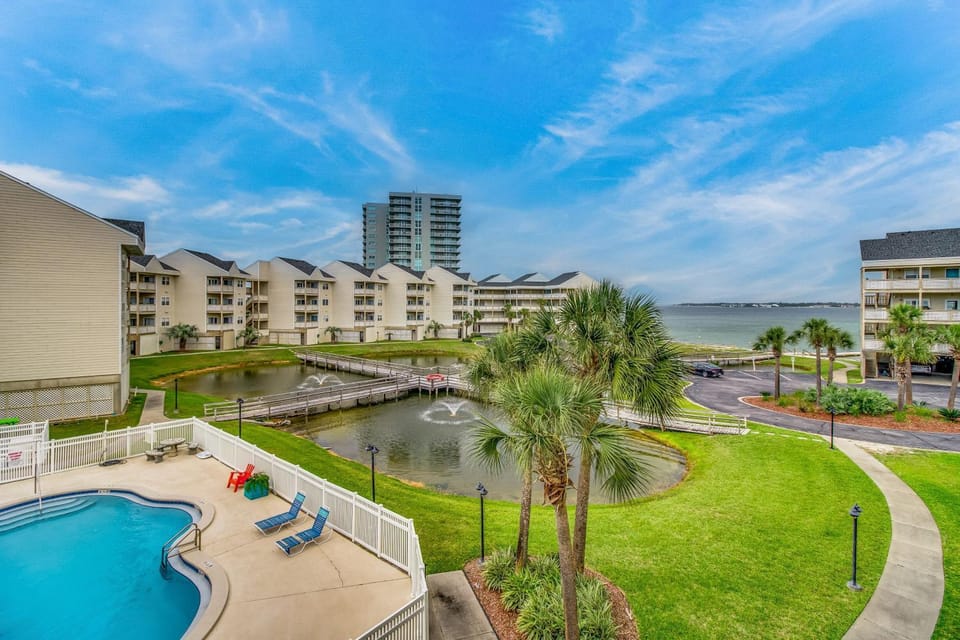 Stunning coastal retreat featuring roomy interiors and quick beach access House in Pensacola Beach